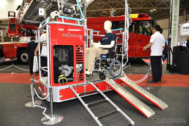 モリタの先端屈折式はしご付消防ポンプ自動車(車いす対応)SUPER GYROLADDER(東京国際消防防災展2018)