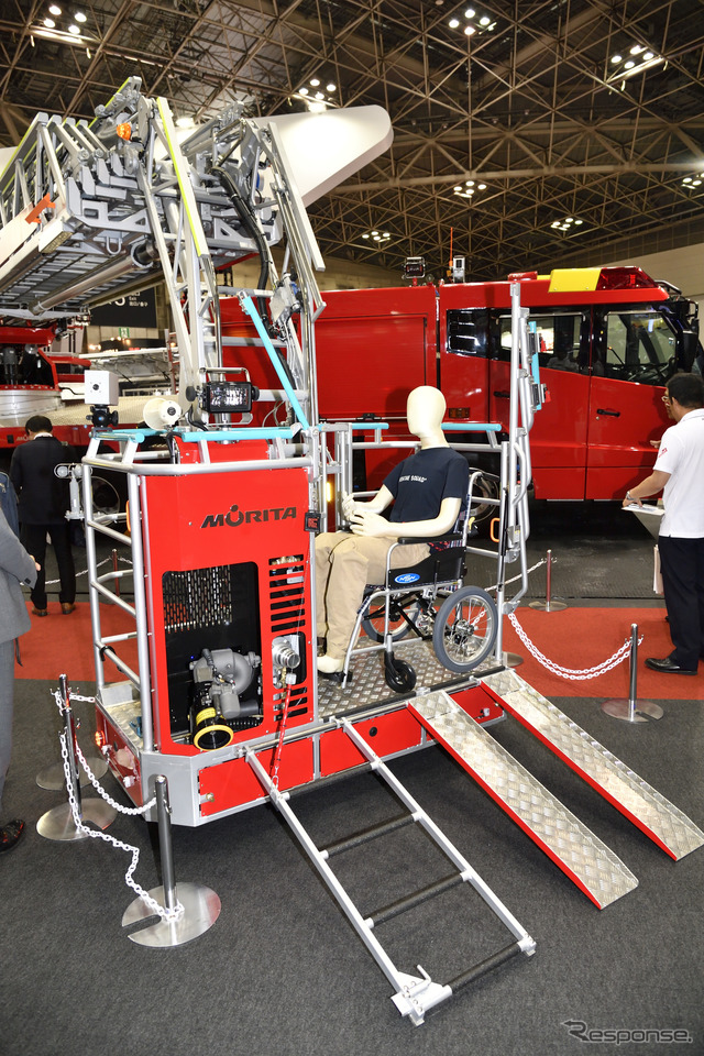 モリタの先端屈折式はしご付消防ポンプ自動車(車いす対応)SUPER GYROLADDER(東京国際消防防災展2018)