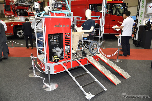 モリタの先端屈折式はしご付消防ポンプ自動車(車いす対応)SUPER GYROLADDER(東京国際消防防災展2018)