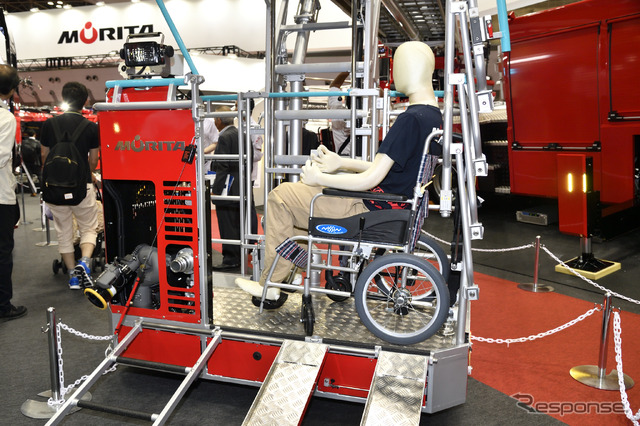 モリタの先端屈折式はしご付消防ポンプ自動車(車いす対応)SUPER GYROLADDER(東京国際消防防災展2018)