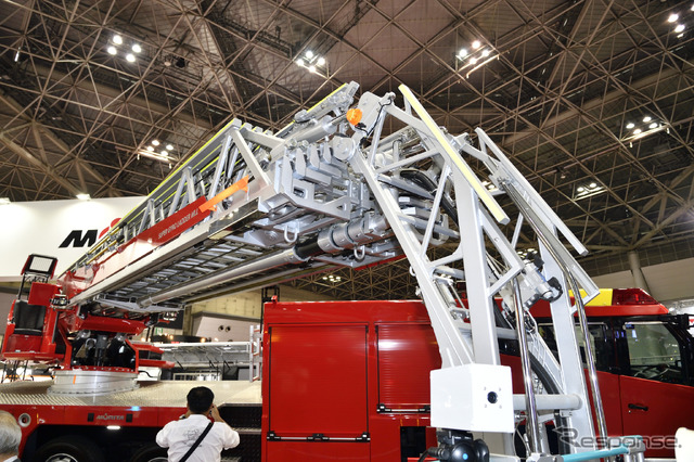 モリタの先端屈折式はしご付消防ポンプ自動車(車いす対応)SUPER GYROLADDER(東京国際消防防災展2018)