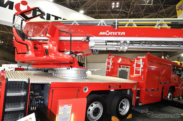 モリタの先端屈折式はしご付消防ポンプ自動車(車いす対応)SUPER GYROLADDER(東京国際消防防災展2018)