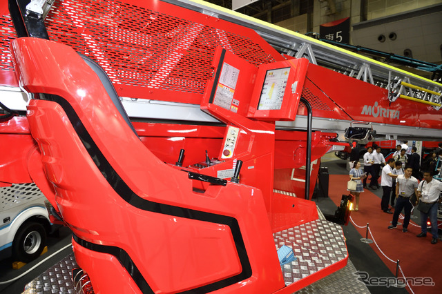 モリタの先端屈折式はしご付消防ポンプ自動車(車いす対応)SUPER GYROLADDER(東京国際消防防災展2018)