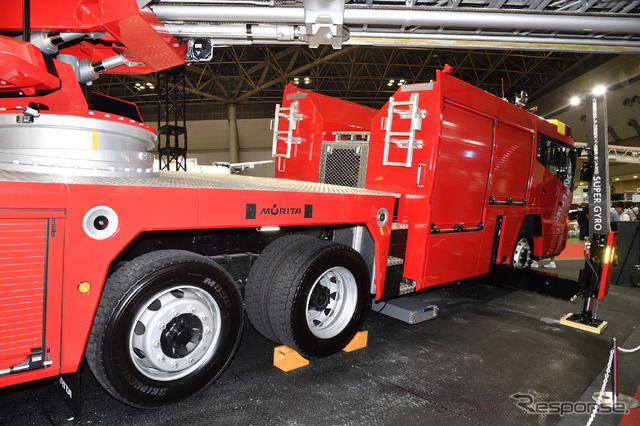 モリタの先端屈折式はしご付消防ポンプ自動車(車いす対応)SUPER GYROLADDER(東京国際消防防災展2018)