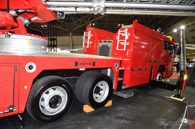 モリタの先端屈折式はしご付消防ポンプ自動車（車いす対応）SUPER GYROLADDER（東京国際消防防災展2018）