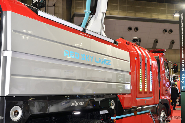 モリタの破壊放水塔付自走式化学消防ポンプ自動車 Red Sky Lance(東京国際消防防災展2018)