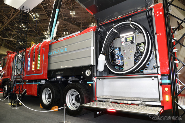 モリタの破壊放水塔付自走式化学消防ポンプ自動車 Red Sky Lance(東京国際消防防災展2018)