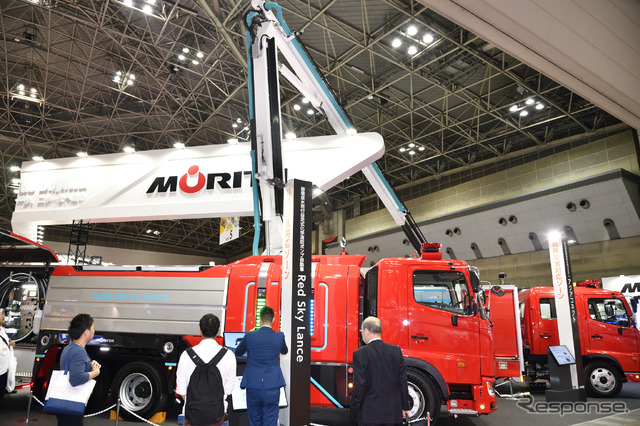 モリタの破壊放水塔付自走式化学消防ポンプ自動車 Red Sky Lance(東京国際消防防災展2018)