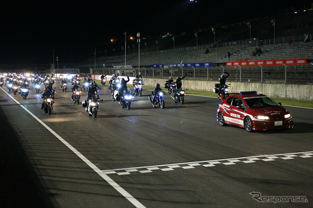 予選後のレーシングコースでパレード