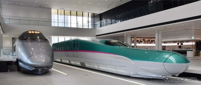 新館1階に展示されるE5系新幹線電車「グランクラス」のモックアップ(右)と、山形新幹線開業当初から使われていた400系新幹線電車の実物(左)。