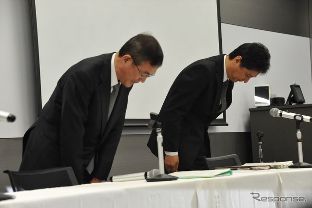 謝罪する吉永泰之社長（左）と大崎篤執行役員品質保証本部長（右）。（5日・スバル恵比寿本社ビル）
