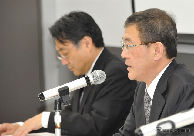 スバルの不正の収束が見えなくなった。「残念だ」と語る吉永泰之社長（右）と加藤洋一専務執行役員（5日・スバル恵比寿本社ビル）