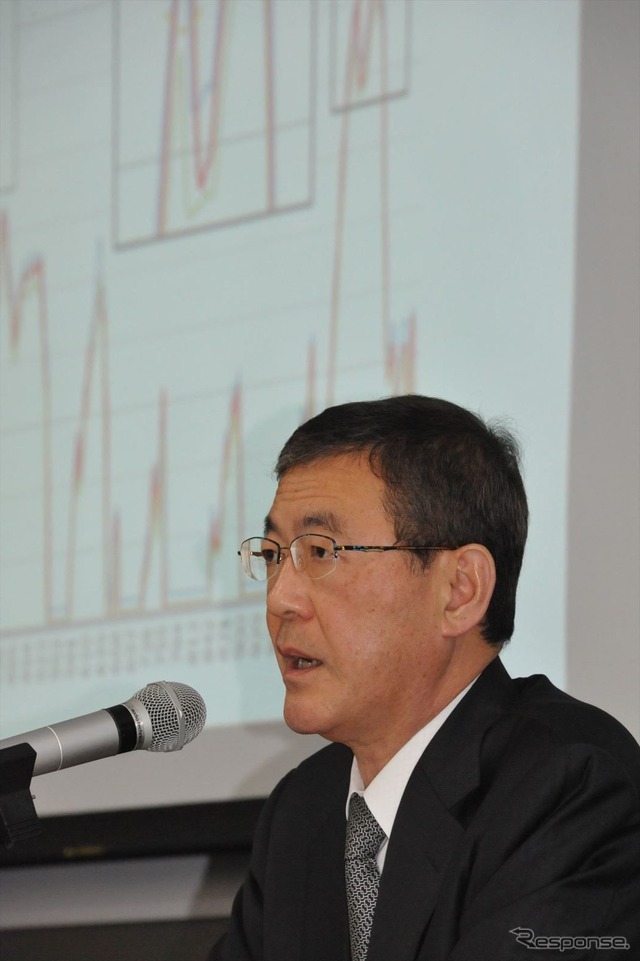 吉永泰之社長の背後には、トレースエラーを起こしたデータが（5日・スバル恵比寿本社ビル）
