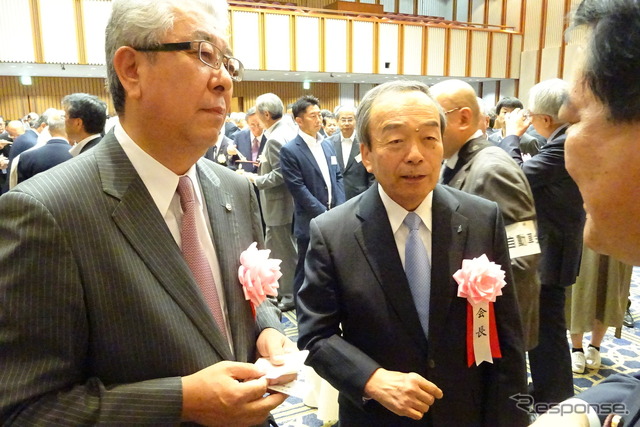 日本自動車会議所　内山田会長（中央）と小関副会長（左）