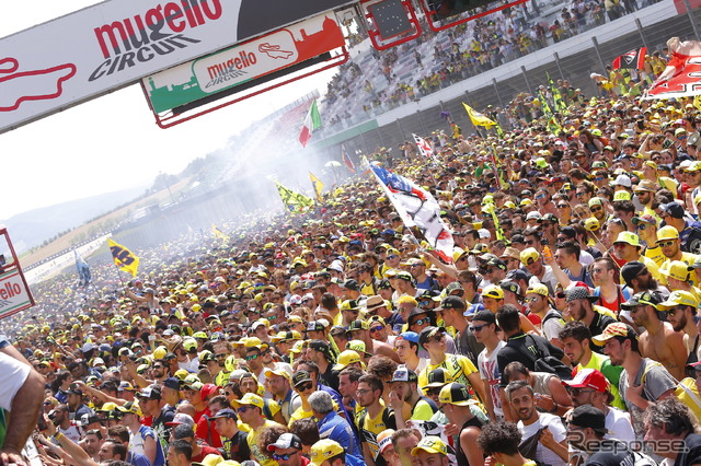 メインストレート開放。MotoGPイタリアGPの表彰式でのメインストレートの様子