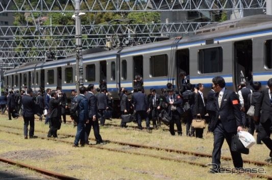 4月に横須賀駅で行なわれたJR東日本社員による津波想定の避難訓練。