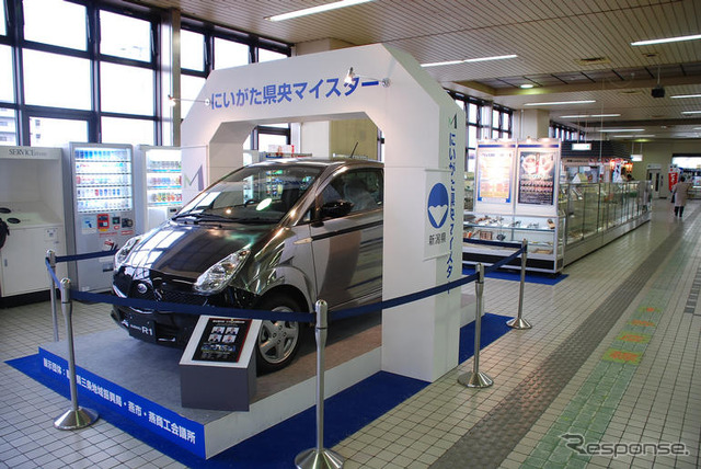 ピカピカ素肌のスバルR1 新潟・燕三条駅に展示