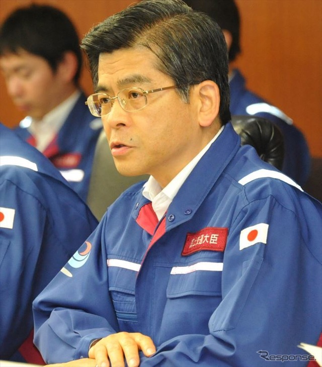 災害対策本部会議に出席する石井啓一国交相(18日)
