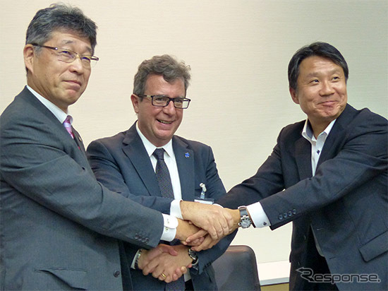 共同開発契約の調印式、左から東芝インフラシステムズ 江草取締役、CBMM マルコス・スチュアート チーフテクノロジーオフィサー、双日 尾藤執行役員