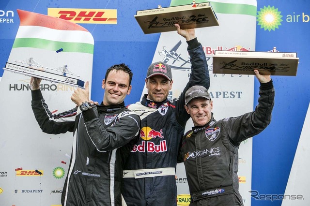 「レッドブル・エアレース・ワールドチャンピオンシップ」2018シーズン第4戦ブダペストの表彰台に経つ上位3選手。左からブラジョー、ソンカ、ホール