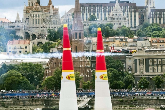 ドナウ川を挟んで4万5000人の観客が歓声を送った(Photo:RedBull)
