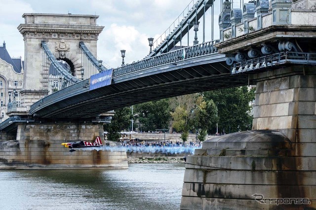 世界遺産でもある鎖橋の下をくぐり抜けてレースがスタートする(Photo:RedBull)