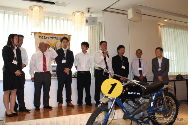 現在の城北ライダーズのメンバーたち(右端は創立メンバーの1人、松内弘之氏)。レーシングチームとして活動する一方、年に1回2時間のエンデューロ「城北カップ」を開催し、ビンテージモトクロッサーの動態保存にも務めている。