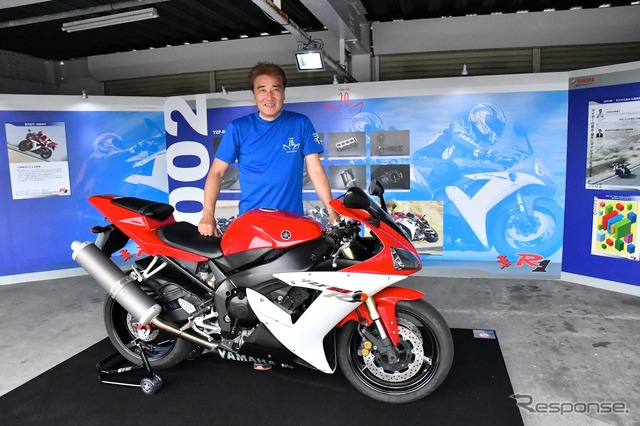 ヤマハ YZF-R1(2002年)と当時のPL小池美和さん