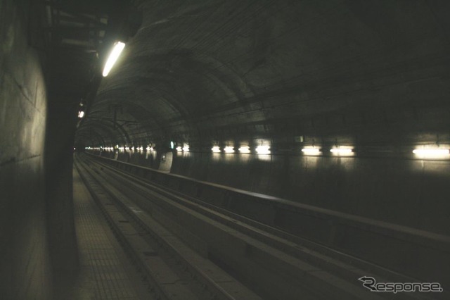 現在は青函トンネルの「吉岡定点」となっている、かつての海峡線吉岡海底駅。海底駅だった時代は公衆電話を利用することができた。2006年8月撮影。