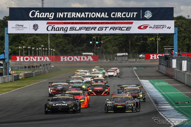 タイ戦のGT300スタートシーン(先頭の左、ポール発進が#65 メルセデス)。