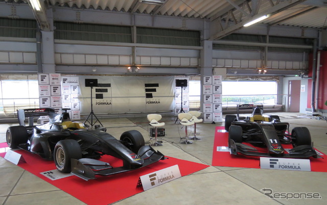 発表会に登場した2台のSF19(左トヨタエンジン車、右ホンダエンジン車)。