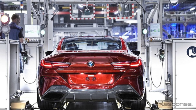 BMW の独工場からラインオフした8シリーズクーペ 新型の量産第一号車
