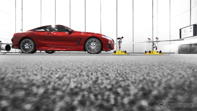 BMW の独工場からラインオフした8シリーズクーペ 新型の量産第一号車
