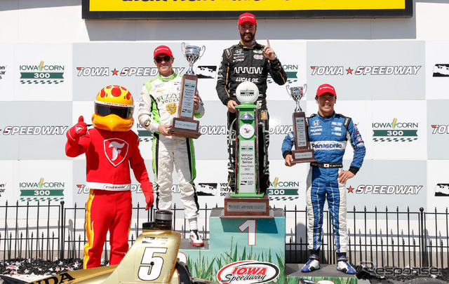 右から3位琢磨、優勝ヒンチクリフ、2位ピゴット。