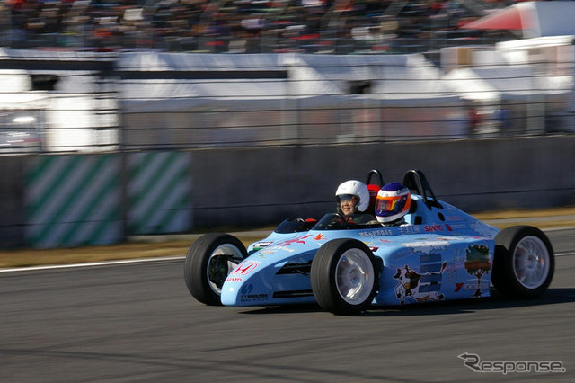 中学生が電気フォーミュラーを体感…ホンダレーシング THANKS DAY