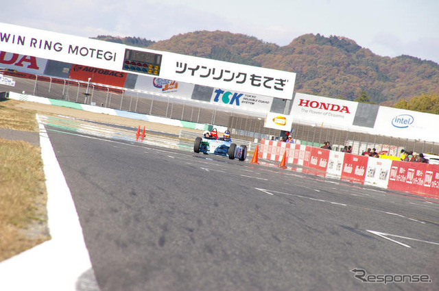中学生が電気フォーミュラーを体感…ホンダレーシング THANKS DAY