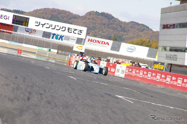 中学生が電気フォーミュラーを体感…ホンダレーシング THANKS DAY