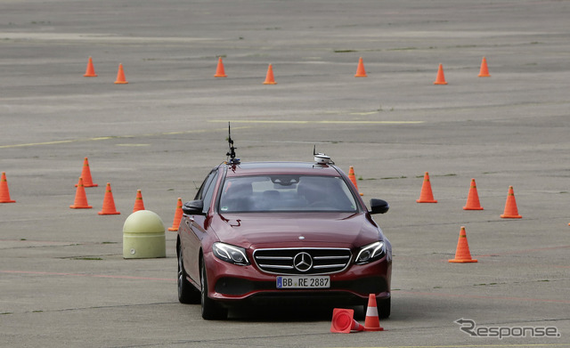 メルセデスベンツの最新自動運転車のデモ走行