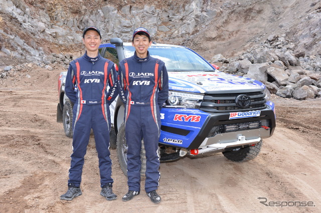 KYB サスペンション事業部 田中一弘氏(左)とドライバーのJAOS開発部 能戸知徳氏(右)