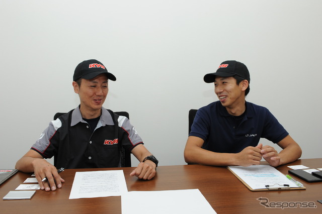 KYB サスペンション事業部 田中一弘氏(左)とドライバーのJAOS開発部 能戸知徳氏(右)