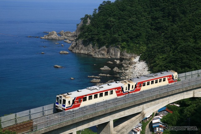 北リアス線白井海岸~堀内間を行く三陸鉄道の気動車。