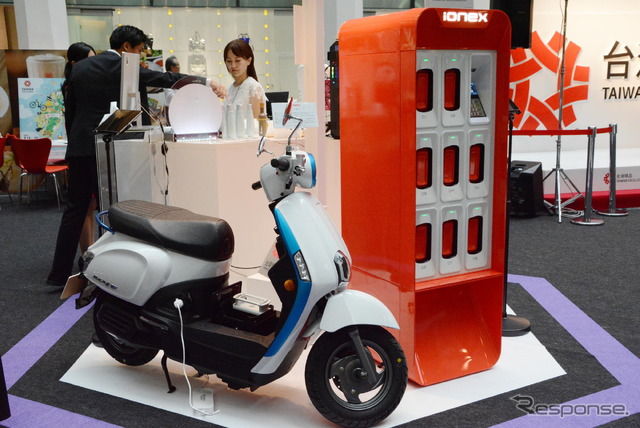 KYMCO『IONEX』の車両と充電ステーション