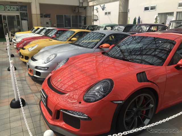 最近の911と思って見ると、ルーフやゲンバラといったコンプリートモデルも。看過できない。