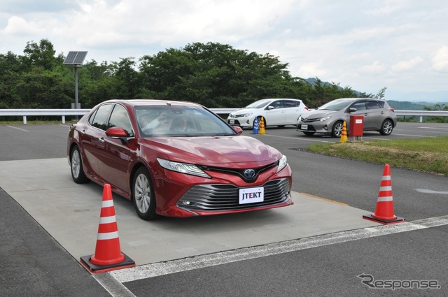 自動運転対応EPSを搭載したトヨタ・カムリの試験車両