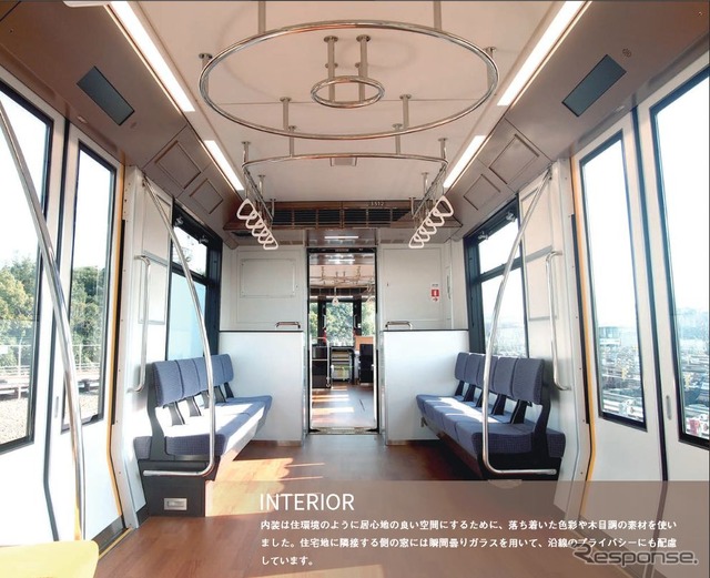 3000形の車内。木目調の落ちついたものとし、座席は個別タイプに。また、鉄道車両用の「プラズマクラスターイオン発生機」を設置することで、衛生的な車内環境を実現。住宅地を走行することを考慮して、1000形と同様に、住宅地に隣接する側の窓には、2枚のガラスの間に液晶シートを挟んだ「瞬間曇りガラス」を用い、プライバシーに配慮している。