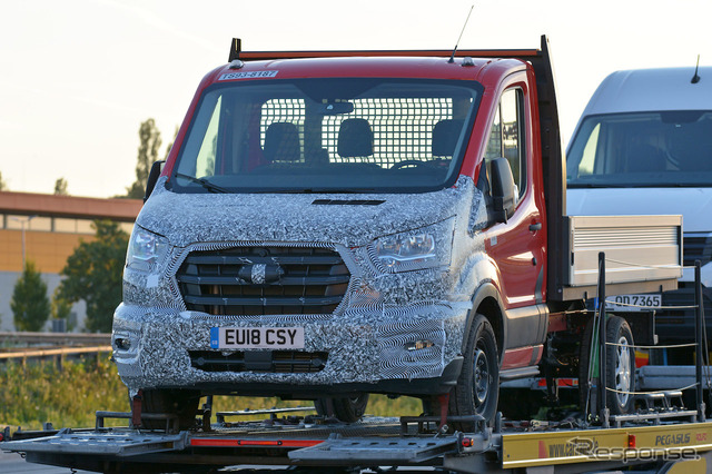 VWの4WD技術が搭載されるフォード トランジット 改良新型スクープ写真