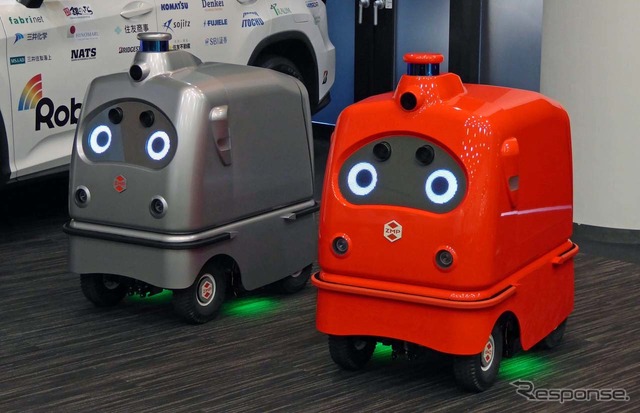 宅配ロボットの第二世代「CarriRo Delivery」。赤とシルバーのボディ色を持つ2台が実証実験で運用される。