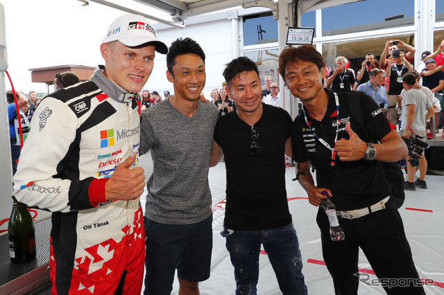 トヨタのサーキット系大物選手&監督も来訪中で、タナクとともに勝利を祝った(中嶋一貴、小林可夢偉、脇阪寿一)。