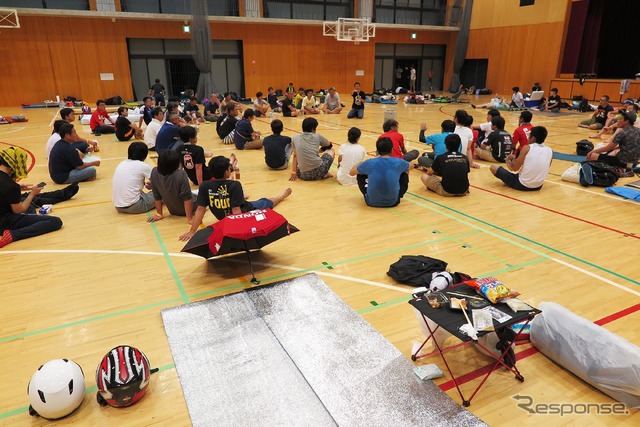 逆バンクde 8耐CAMPの避難所となった平田野中学校体育館にて、主催者で元8耐ライダーの浜口喜博氏が即席トークショーを開催