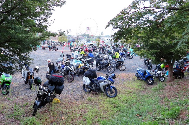 本来はテントが並ぶエリアだが、今年はバイクのみが並んだ